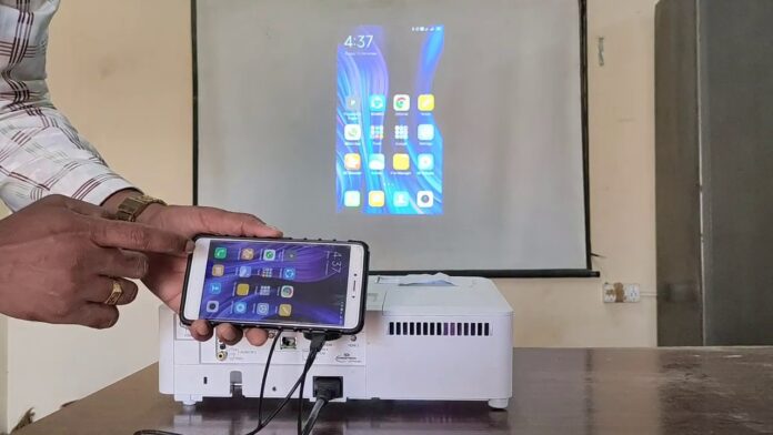 connect my phone to a projector