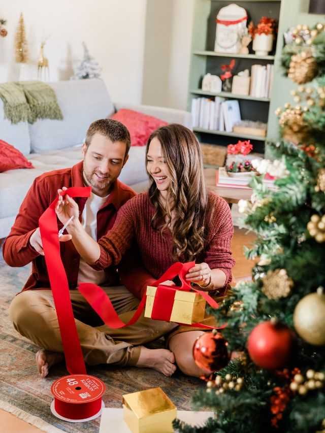 christmas-gifts-for-couples-who-have-everything-girl-and-guy-wrapping-gift